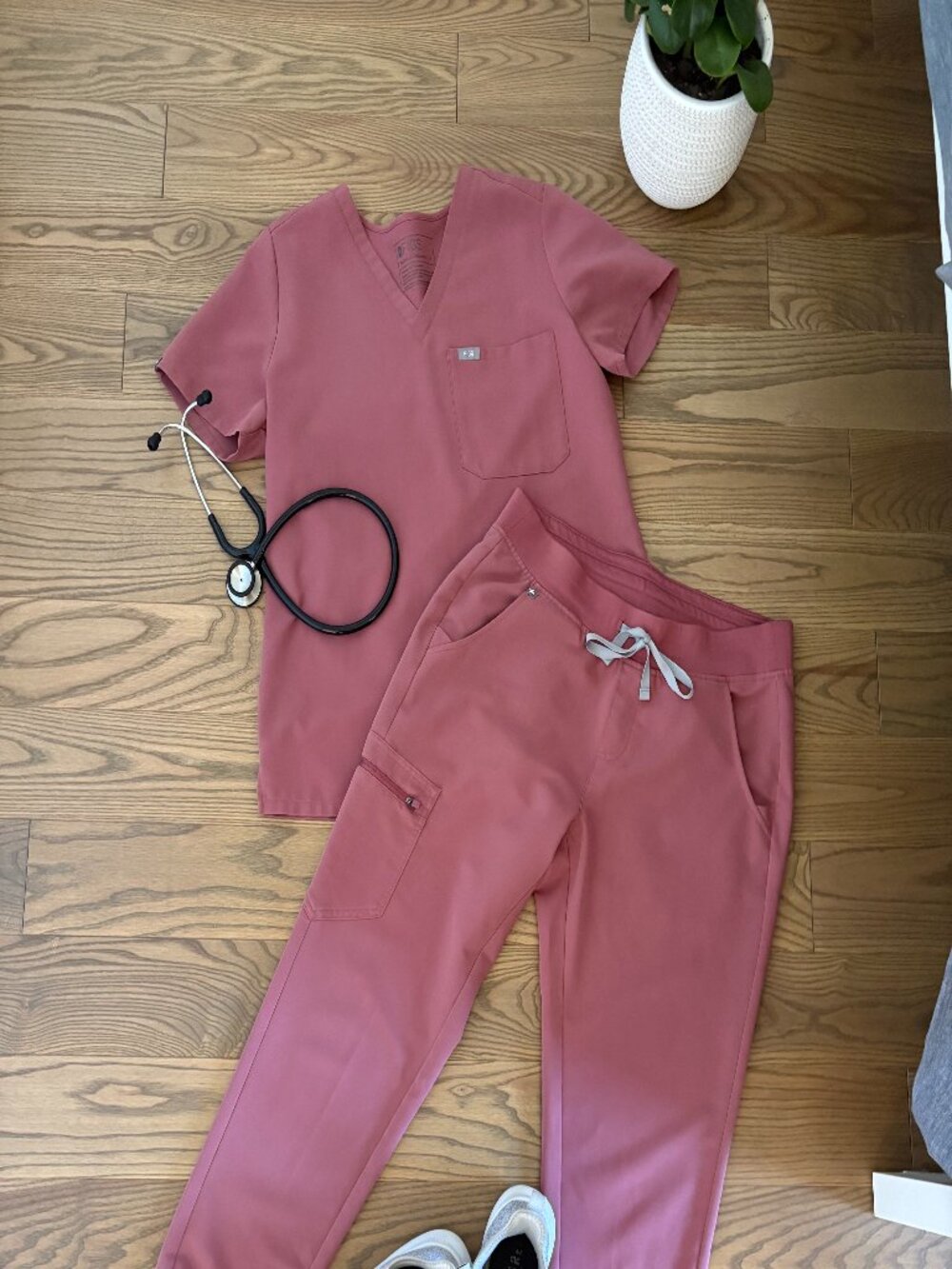 FIGS scrubs set in Mauve, excellent condition